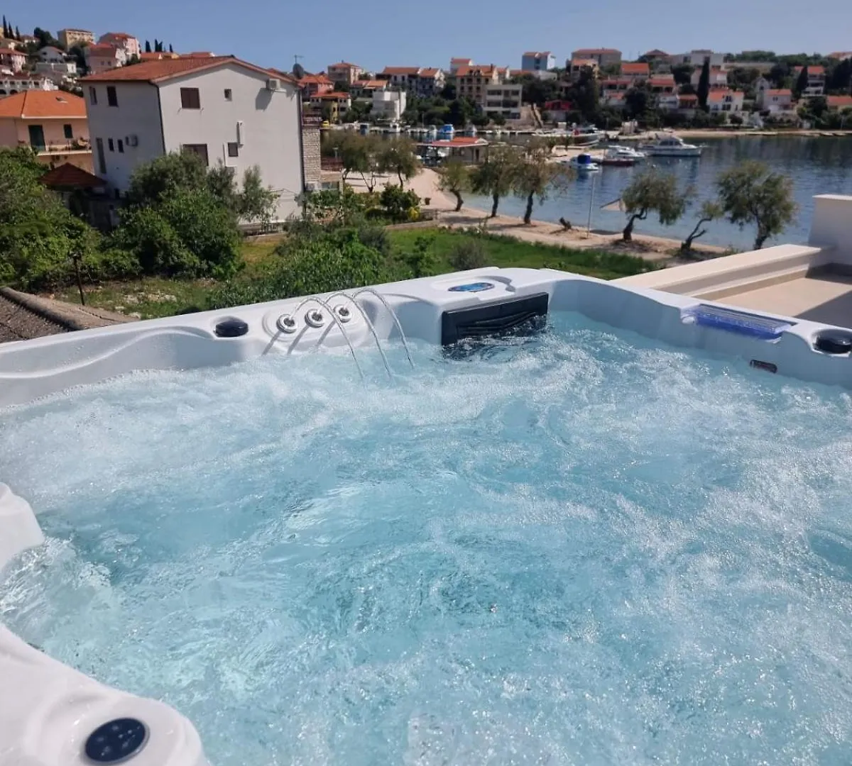 Villa Rozana - Beachfront Wellness Retreat Seget Vranjica Apartment